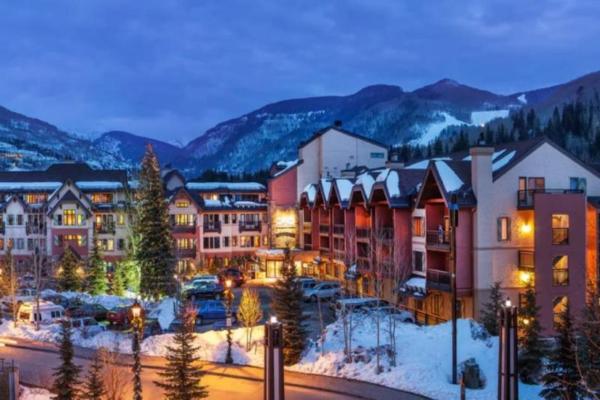 På billedet ses objektet Luxury Ski In, Ski Out 2 Bedroom Mountain Residence In The Heart Of Lionshead Village With Heated Slope Side Pool And Hot Tub beliggende i byen Vail.