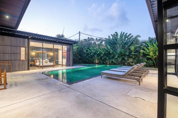 Brand New 5 Br Villa Enclosed Living Room Canggu - Bali
