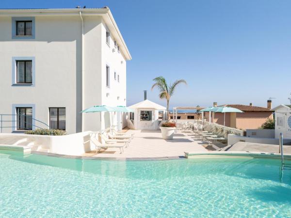 På billedet ses objektet Hotel Blumarea, BW Signature Collection beliggende i byen Castelsardo.