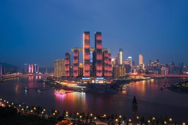 The photo shows the Ouchen International Administrative Mansion Himalaya Branch, Nanbin Road, Chongqing located in the city of Nan'an.