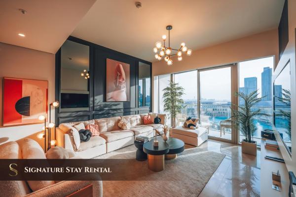 Na zdjęciu widoczny jest obiekt Stylish 2-Bedroom Luxury Stay in Downtown Dubai with Burj Khalifa & Fountain Views położony w mieście Dubaj.