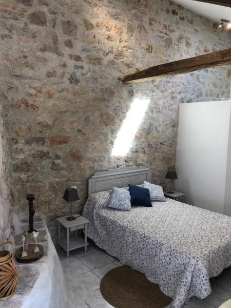Auf dem Foto ist das Objekt Chambre et salle de bain privatives in der Stadt Cantobre zu sehen.