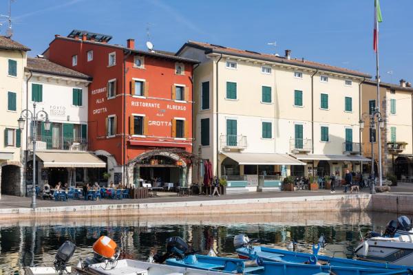 A la foto es mostra l'objecte Hotel alla Grotta situat a la ciutat de Lazise.