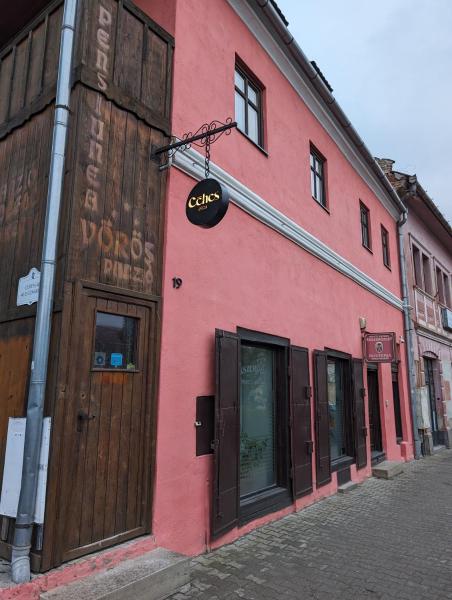 Na fotografii je vidět objekt Céhes Guesthouse nacházející se ve městě Lunga.