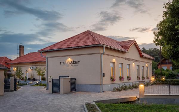 Na fotografii je vidět objekt Magister Apartmanház nacházející se ve městě Bükkzsérc.