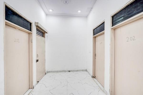Na fotografii je vidět objekt Hotel O X MART nacházející se ve městě Jewar.