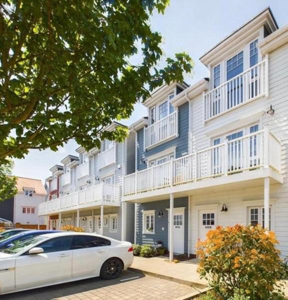 På bilden syns objektet Green Park 4 bed LUX with parking ,M4 Jct 11 som ligger i staden Reading.
