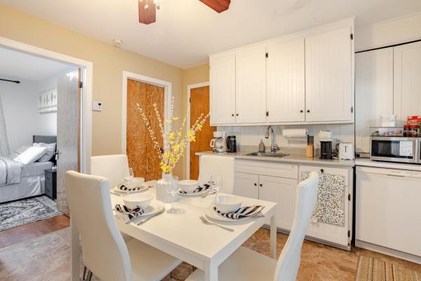 Στη φωτογραφία φαίνεται το αντικείμενο Appartement moderne 3 chambres avec spa, jardin privé & parking gratuit - accès autonome που βρίσκεται στην πόλη Henryville.