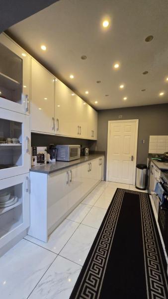 照片显示了位于Tilehurst市的5 bedroom house with 3 bathrooms with Toilet , Reception , Dining room , kitchen物件。