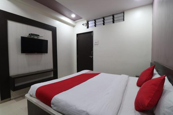 A la foto es mostra l'objecte Hotel O Shri Sai Niwara Lodge situat a la ciutat de Dhule.