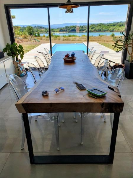 Nella foto è visibile l'oggetto Contemporary lake-view villa situato nella città di Roullens.