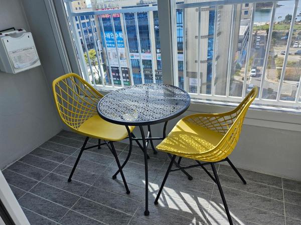 En la foto se muestra el objeto Yeosu Hotell First City in 430 Twin Half Ocean View ubicado en la ciudad de Ungch'ŏn-ni.