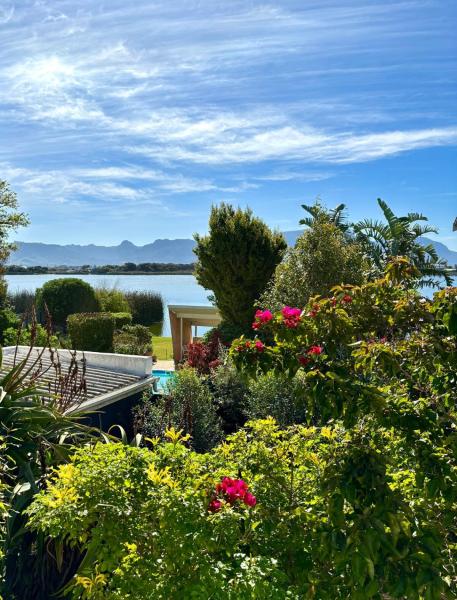 A la foto es mostra l'objecte Tranquil hideaway with a private deck situat a la ciutat de Strandfontein.