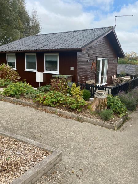 写真にはエクセター市にあるCosy north Devon lodge within Hartland forestが写っています。