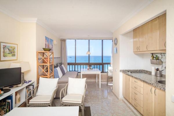照片显示了位于Patalavaca市的Seafront Studio物件。