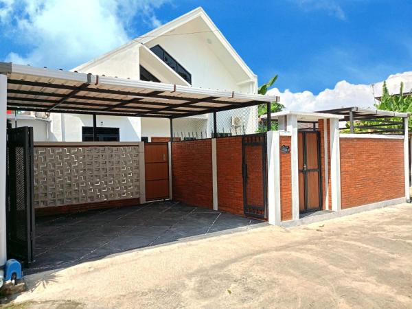 Nella foto è visibile l'oggetto Yustien Homestay Jogja 3 Bedroom - Entire House situato nella città di Serut.