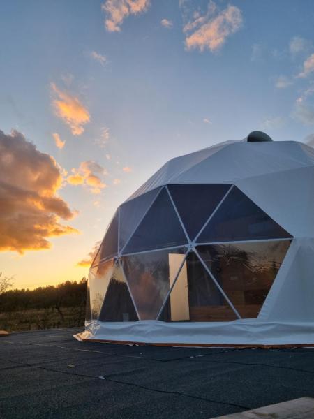 A la foto es mostra l'objecte GlampingDenis Igloo situat a la ciutat de Capu Piscului.