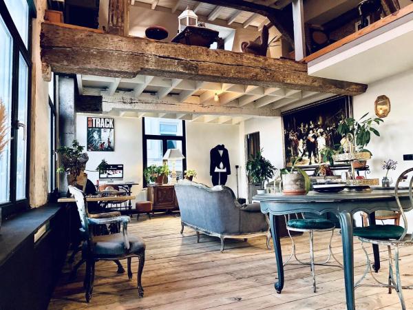Mystic's Lodge, Anvers