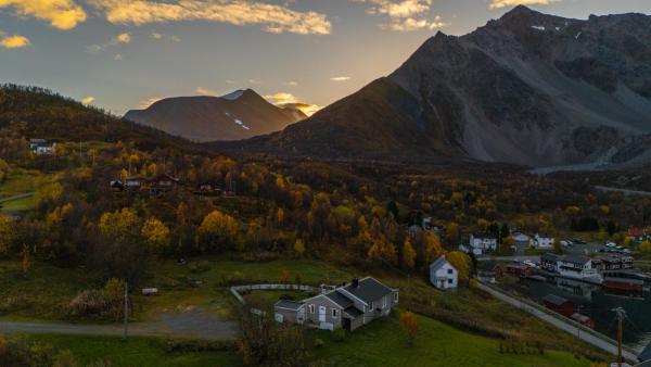 På billedet ses objektet Stay where the mountains begin beliggende i byen Årøybukta.