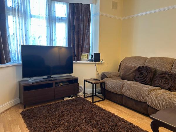 På billedet ses objektet Bright 2BDR Home with Garden and Parking Wembley beliggende i byen The Hyde.