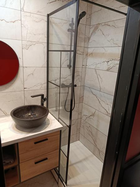 A la foto es mostra l'objecte Studio Eden Jacuzzi situat a la ciutat de Amiens.