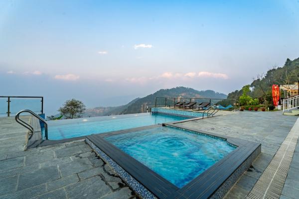 The photo shows the Village Highland Resort located in the city of Godāvari.