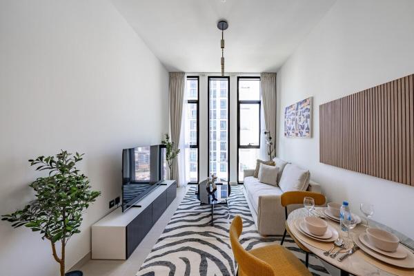 A la foto es mostra l'objecte Homes Beyond l 1BR Cozy Modern Escape in JVC situat a la ciutat de Dubai.