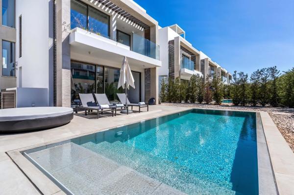 A la foto es mostra l'objecte Azure Luxe Villas situat a la ciutat de Protaras.