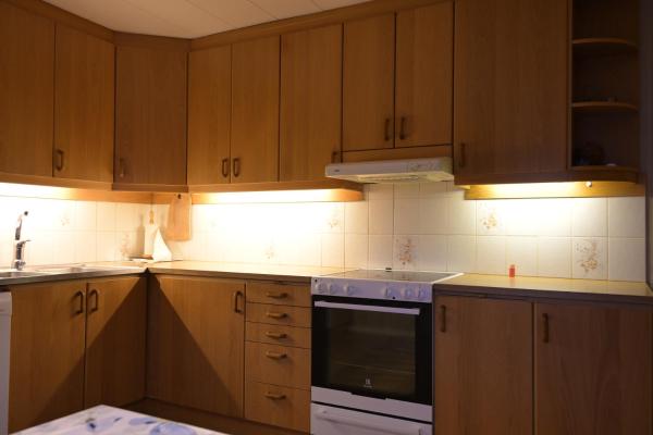 写真にはHakestad市にあるKöinge lägenhetが写っています。