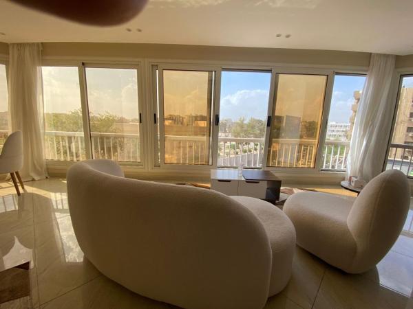 写真にはカイロ市にあるHeliopolis Ultra Luxury Panoramic Apt Near Cairo Airportが写っています。