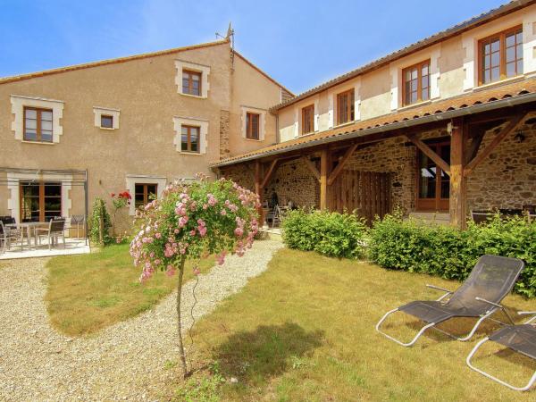 A la foto es mostra l'objecte Cottage in France with Private Terrace situat a la ciutat de Roussines.