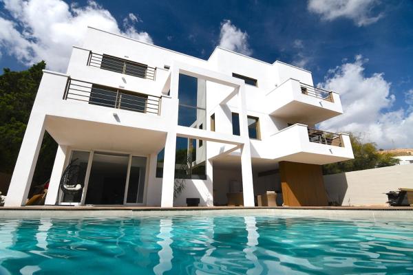Auf dem Foto ist das Objekt Envia Golf Villa with private Pool, Garden and Cinema in der Stadt Vícar zu sehen.