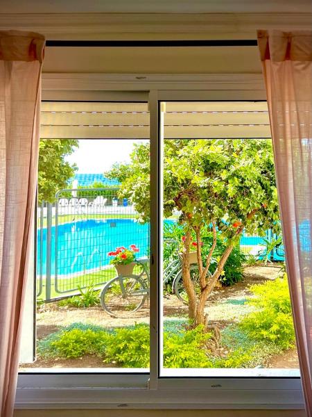GW009 Gugel Waves Patio and Pool Seaview Apartment, Нагария