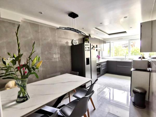 A la foto es mostra l'objecte Beautiful renovated and modern apartment, 3 bedrooms with elevator situat a la ciutat de Pantin.