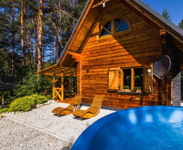 Na zdjęciu widoczny jest obiekt Domek w lesie na odludziu - Beskid Niski położony w mieście Smerekowiec.