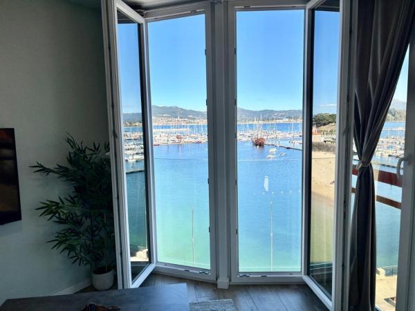 Na zdjęciu widoczny jest obiekt Holibai, Miradoiro Apt En Zona De Lujo, Baiona położony w mieście Baiona.