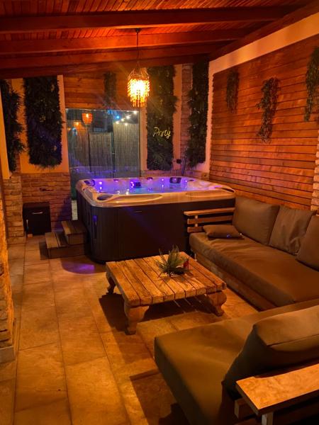 Na zdjęciu widoczny jest obiekt Sarajevo Deluxe penthouse and pool położony w mieście Binježevo.