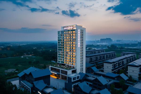 Na fotografii je vidět objekt Howard Johnson by Wyndham Zun Ju Hotel Cheng Du nacházející se ve městě Xindu.
