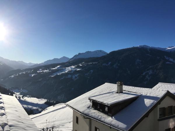 Na zdjęciu widoczny jest obiekt Sonnige Wohnung mit Aussicht Region Lenzerheide położony w mieście Obervaz.