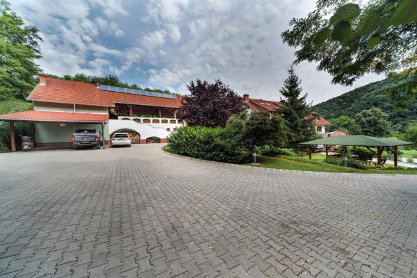 Auf dem Foto ist das Objekt Hetényi Apartmanház és Birtok in der Stadt Óbánya zu sehen.