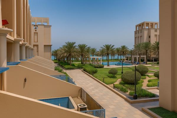A la foto es mostra l'objecte Palm Paradise Beachfront Escape with Pool - 135 situat a la ciutat de Dubai.