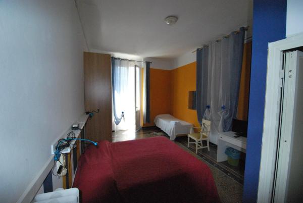 Na fotografii je vidět objekt Albergo La Vela nacházející se ve městě Rapallo.
