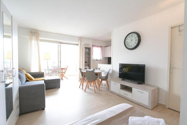 Foto 1: Huge Terrace close to the beach and the palais -Clim- Terrace- BENAKEY