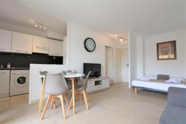 Foto 8: Huge Terrace close to the beach and the palais -Clim- Terrace- BENAKEY