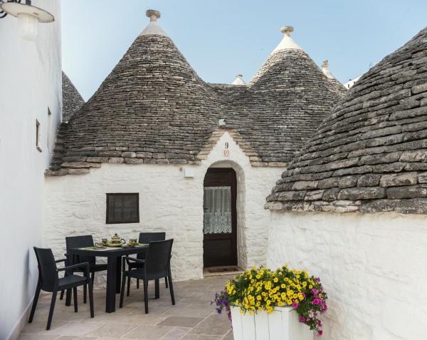 A la foto es mostra l'objecte Trulli Family - Trulli&Cummerse situat a la ciutat de Alberobello.