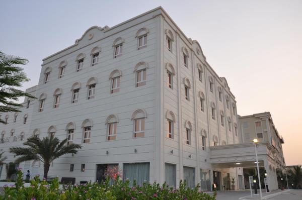 Na foto é possível ver o objeto Royal Gardens Hotel localizado na cidade de Falaj al Qabāʼil.