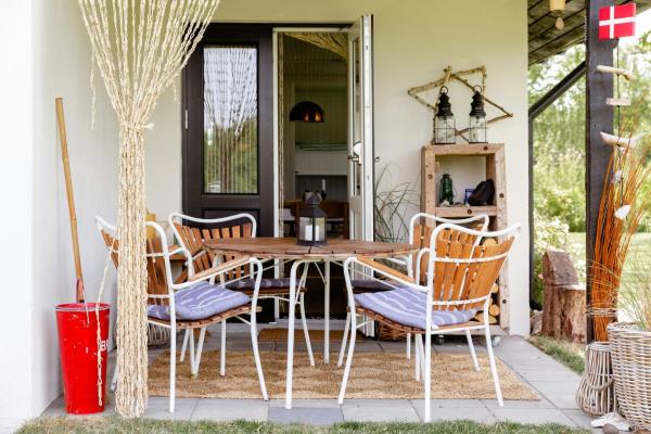 Nella foto è visibile l'oggetto Romantic Island Cottage In Cosy Style Near Beach situato nella città di Maribo.