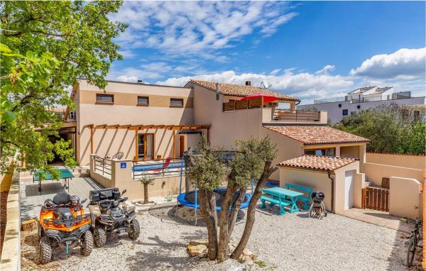 Na foto é possível ver o objeto Beautiful villa Lona with private pool near Pula localizado na cidade de Peroj.