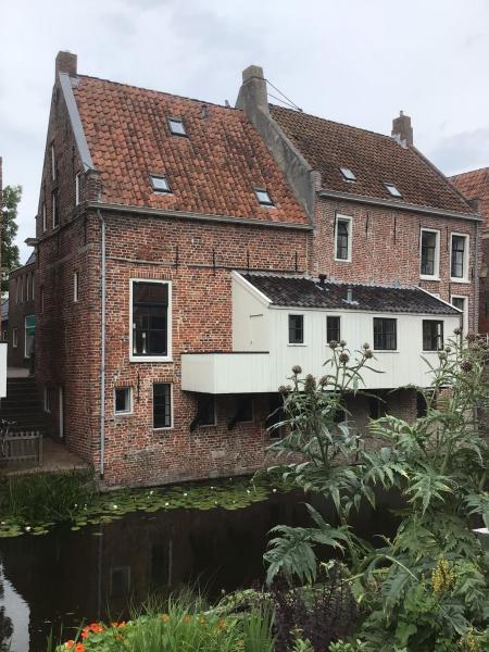 Na zdjęciu widoczny jest obiekt Solwerderstraat 12 - Hangende Keuken położony w mieście Spijk.