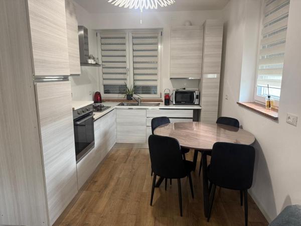 A la foto es mostra l'objecte Perla situat a la ciutat de Zanè.